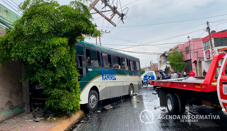Autobús se estrella contra vivienda en el centro de Tepic tras accidente múltiple