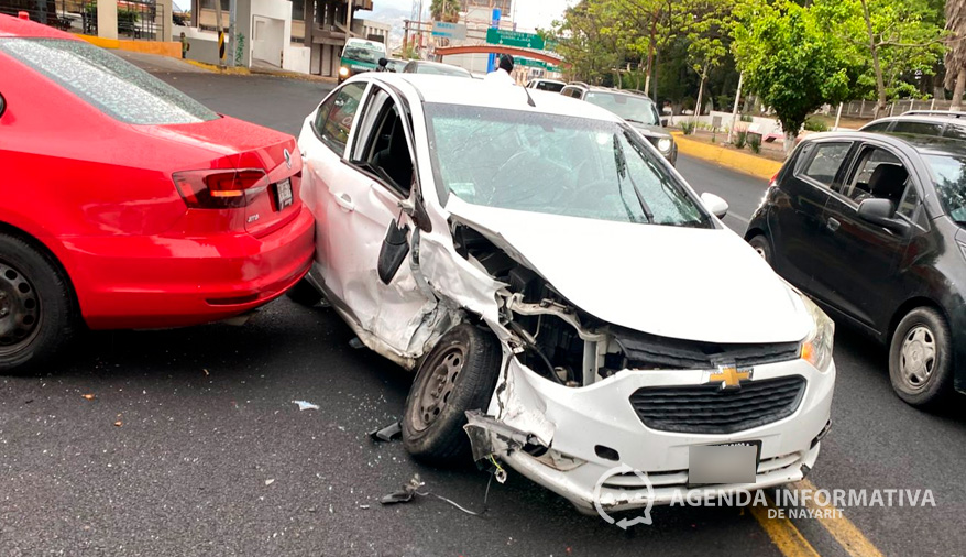 Choque entre tres vehículos en avenida Insurgentes deja tres lesionados en Tepic