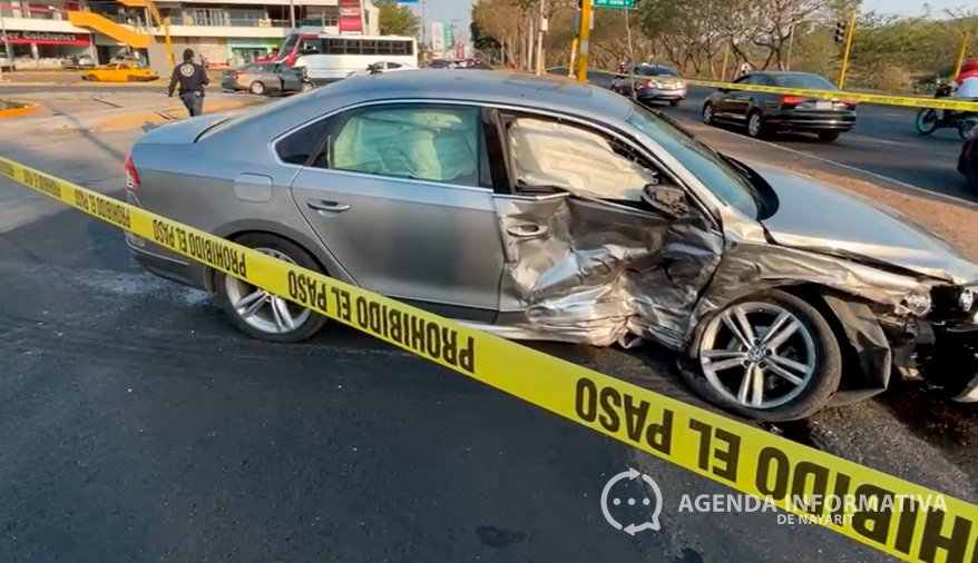 Aparatoso accidente en bulevares Colosio y Gobernadores de Tepic deja dos lesionados