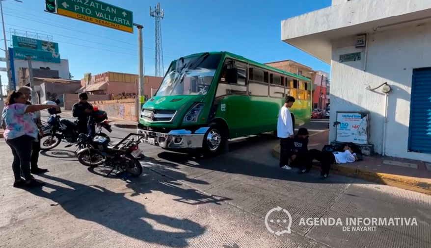 Cuatro jóvenes lesionados en choque entre motos y camión en zona centro