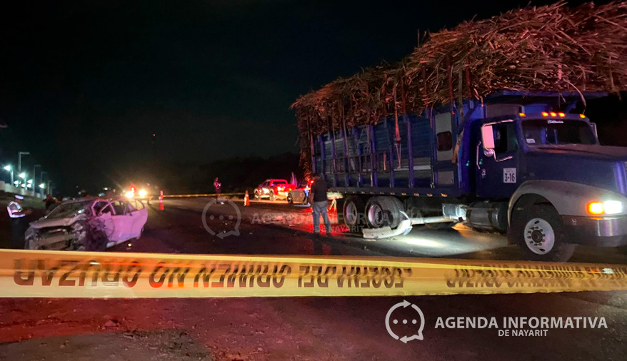 Camión cañero y automóvil sedán chocan en la carretera Guadalajara–Tepic