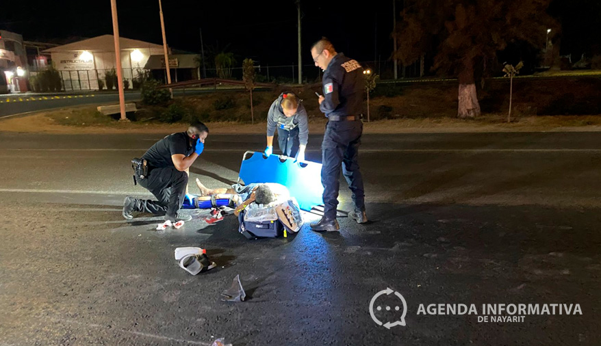 Peatón es embestido por motocicleta en el Libramiento de Tepic; ambos resultan heridos