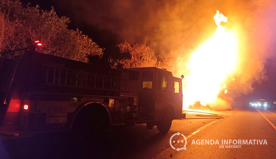 Se incendia tractocamión en autopista Tepic–Villa Unión