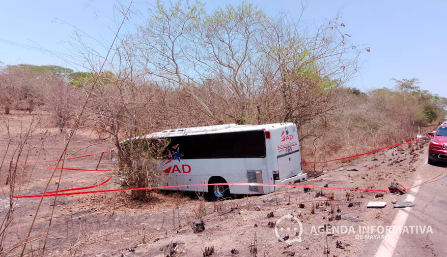 Choque entre autobús y camioneta en la Tepic-Mazatlán deja un muerto y cuatro heridos