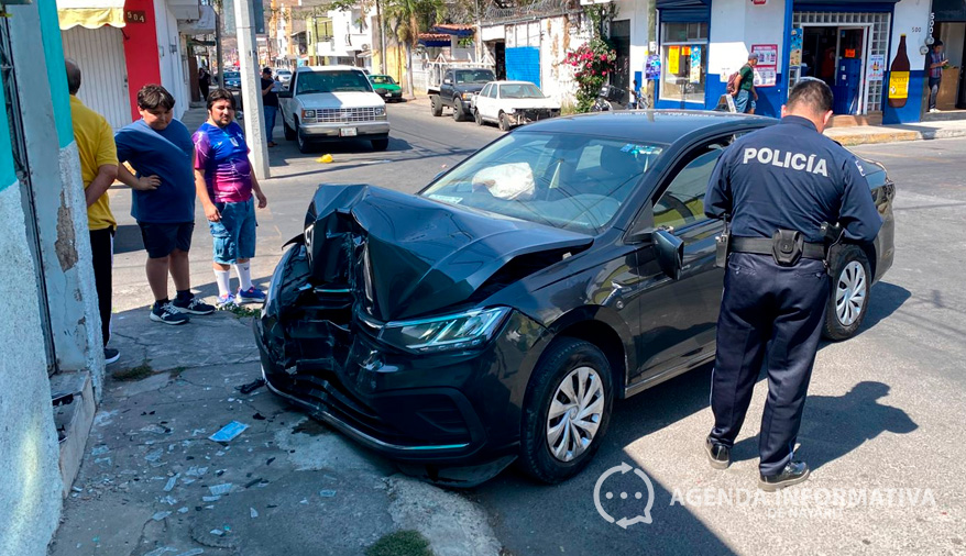 Joven pierde el control y se impacta contra una vivienda en Tepic