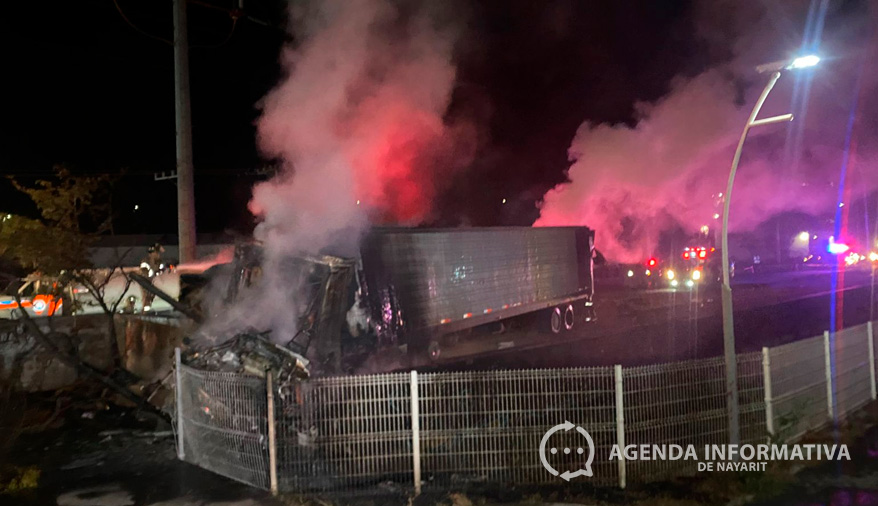 Tráiler se incendia tras chocar en el libramiento de Tepic; conductor sufre graves quemaduras