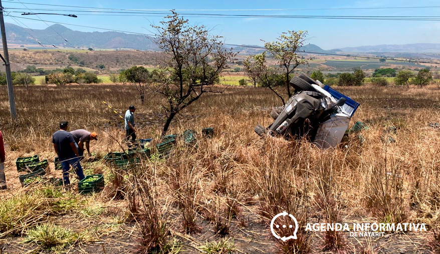 Camioneta cargada con limón vuelca en la Tepic–Guadalajara
