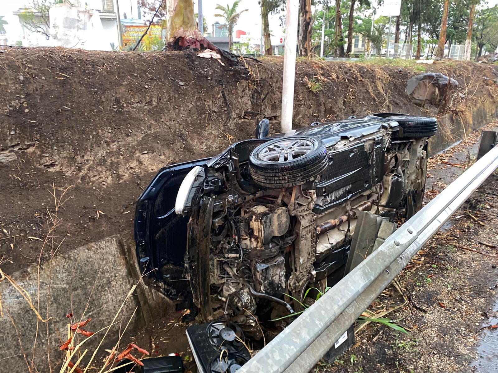 Vuelca auto en el Libramiento de Tepic; tres mujeres resultan con lesiones