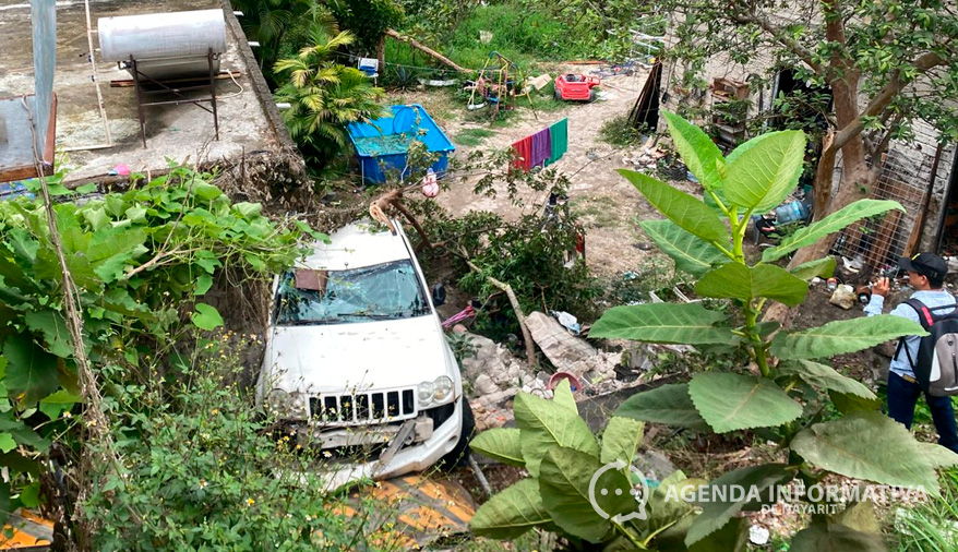 Camioneta cae en desnivel en Lomas Altas; conductor se da a la fuga