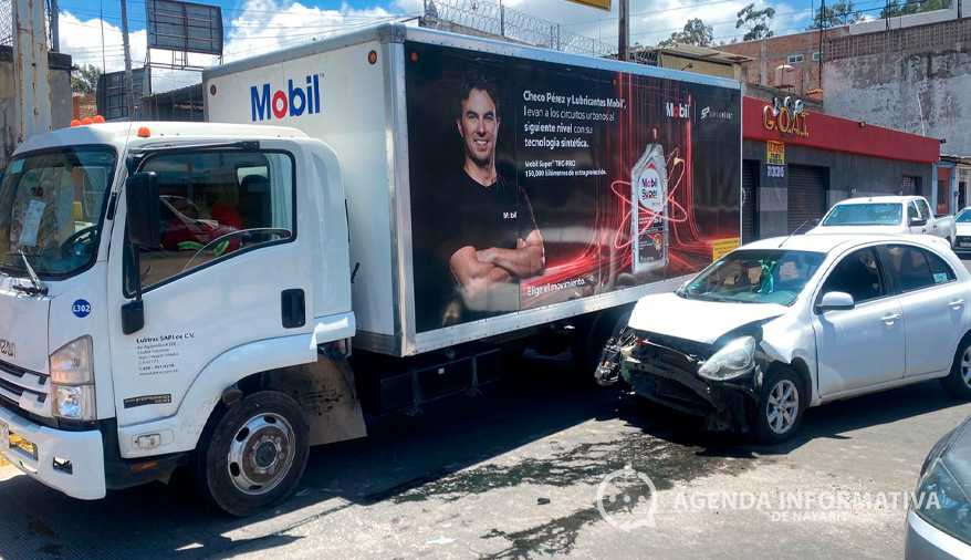 Auto se pasa el alto y choca contra camión en Tepic