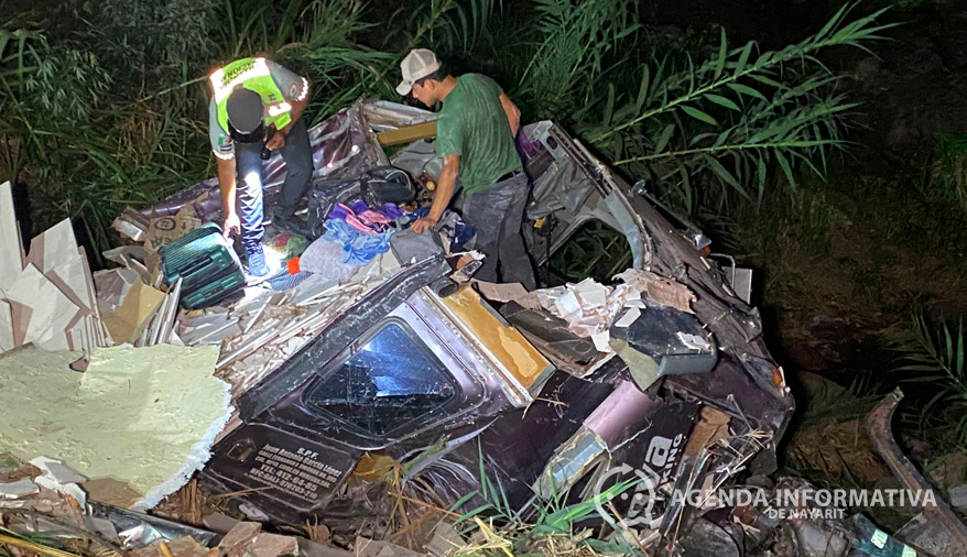 Tráiler cae a un barranco en la autopista Tepic-Mazatlán