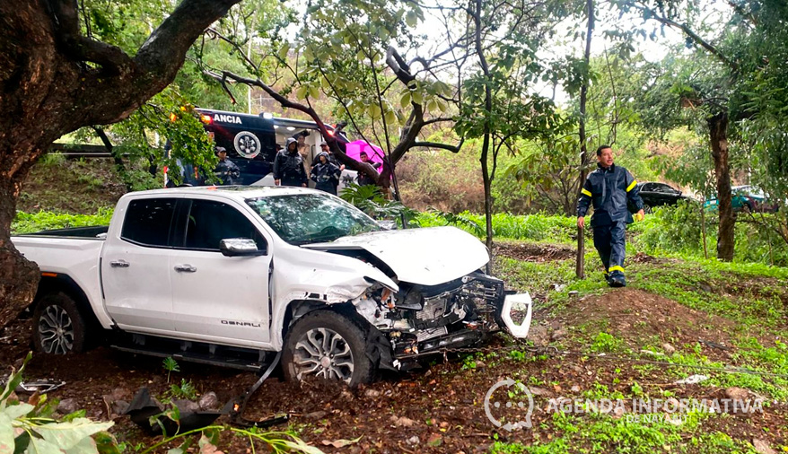 Se salva de ser aplastado por un árbol, pero cae a un barranco en el Libramiento de Tepic
