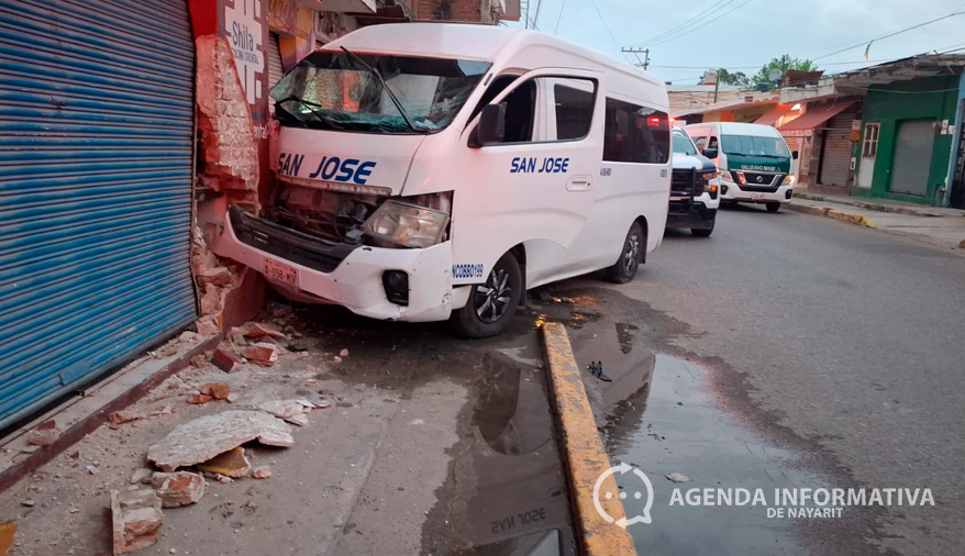 Combi de transporte público se estrella contra local de comida en San José del Valle; hay un lesionado