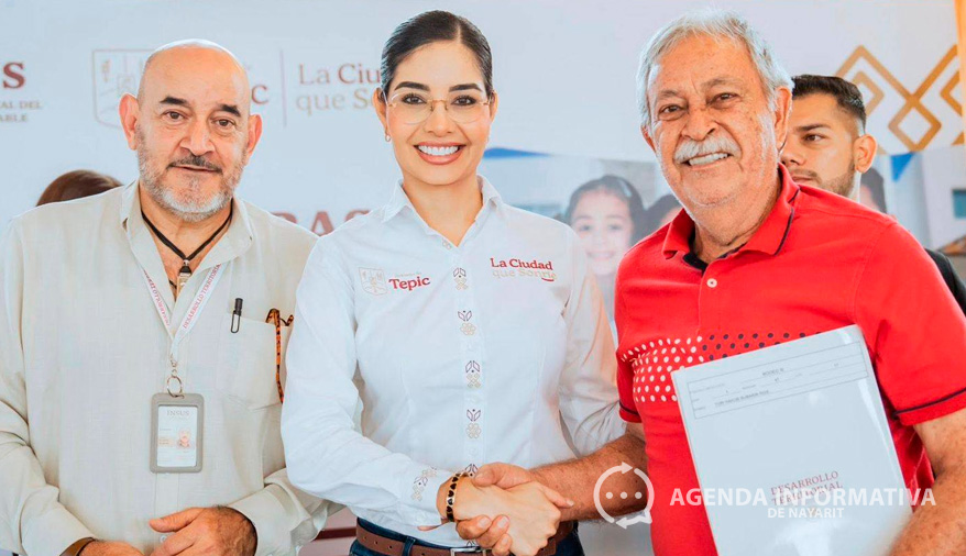 Entregan 51 escrituras a familias de Tepic para brindar certeza jurídica sobre su patrimonio