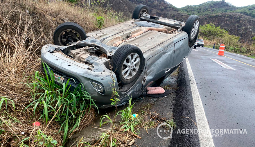 Volcadura en la carretera Tepic-Guadalajara deja cinco personas lesionadas