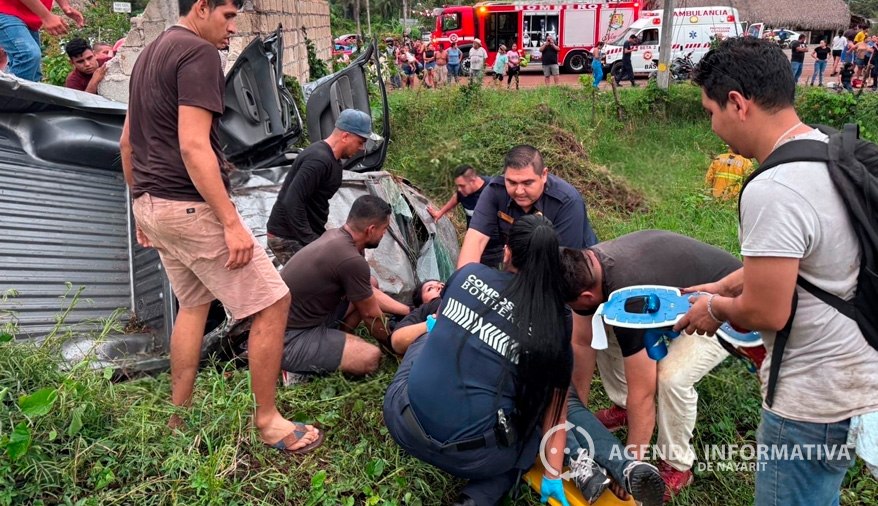 Una persona sin vida y varios lesionados tras volcadura en la carretera Tepic – Puerto Vallarta