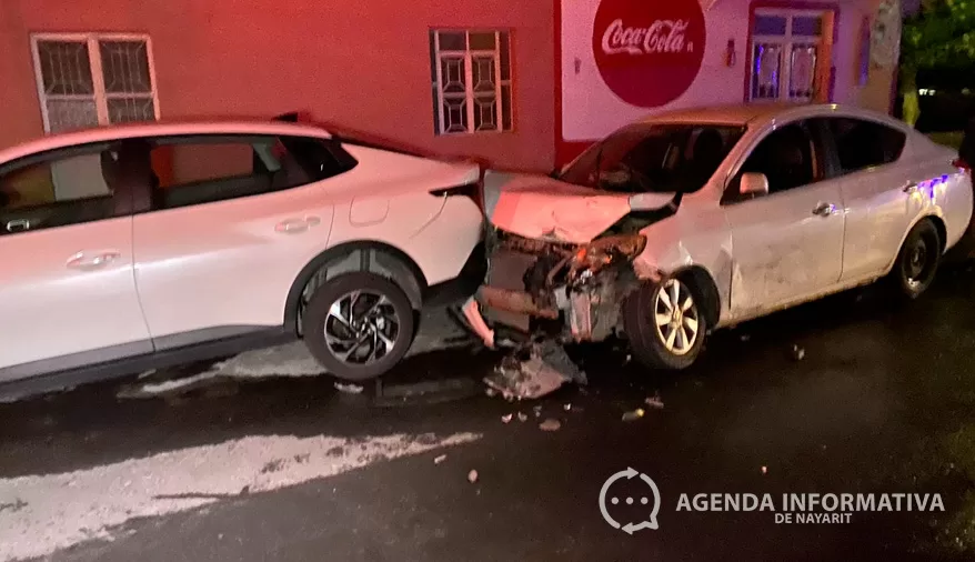 Choque entre tres vehículos deja a dos menores lesionadas en Tepic