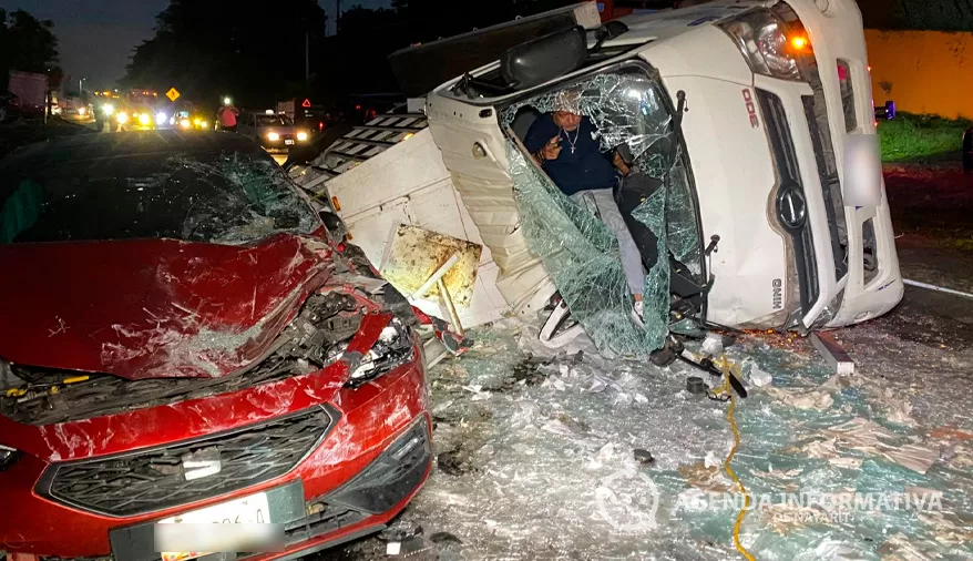Aparatoso choque y volcadura en la Tepic–Puerto Vallarta; no hubo lesionados