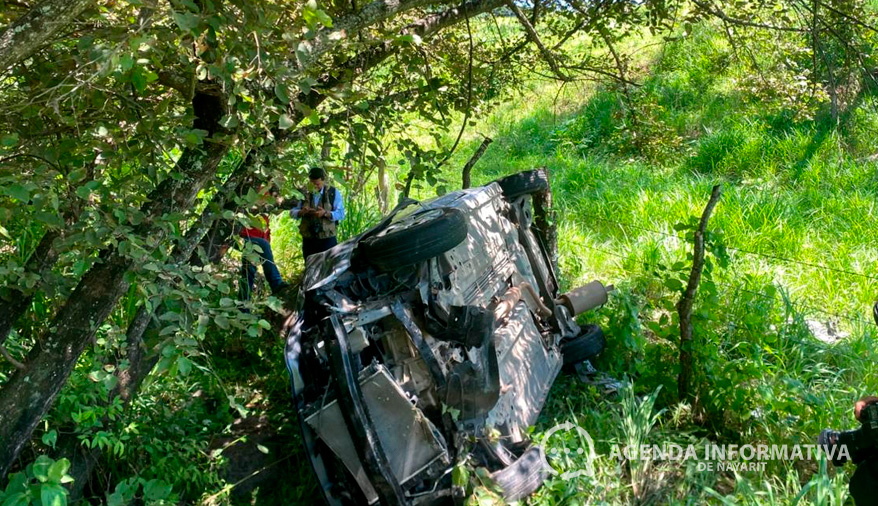 Vehículo cae a barranco en carretera a Tepic; conductor sobrevive con lesiones menores