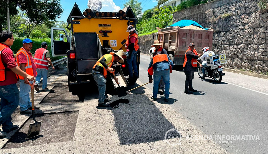 Tapan baches en el Libramiento de Tepic