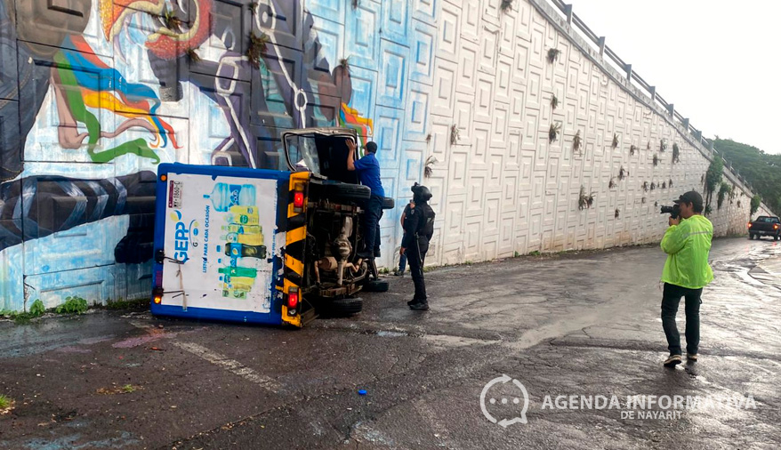 Vuelca camioneta de Pepsi en el Libramiento de Tepic por exceso de velocidad