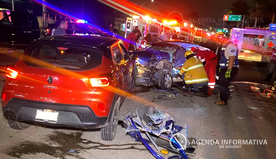 Menor muere y su padre queda grave tras choque múltiple en el bulevar Tepic–Xalisco