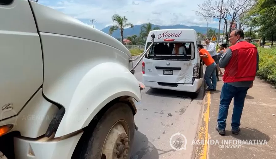 Choque por alcance en la carretera 15 Guadalajara–Tepic deja cuatro lesionados