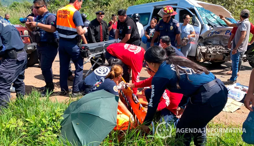 Combi y camión chocan en la Tepic–Bellavista; dejó 12 lesionados