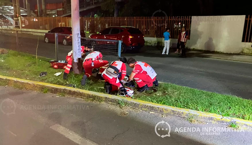 Derrapan dos jóvenes en motocicleta y resultan heridos en la avenida Tecnológico
