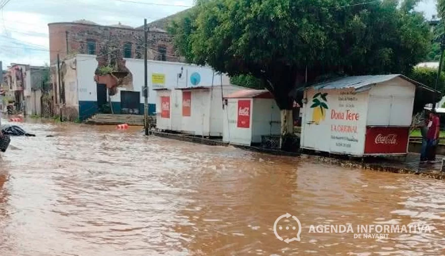 Ahuacatlán amanece bajo el agua tras desbordamiento del río