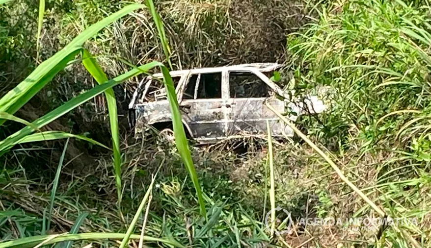 Hallan camioneta calcinada en barranco entre Tepic y Xalisco; no había ocupantes