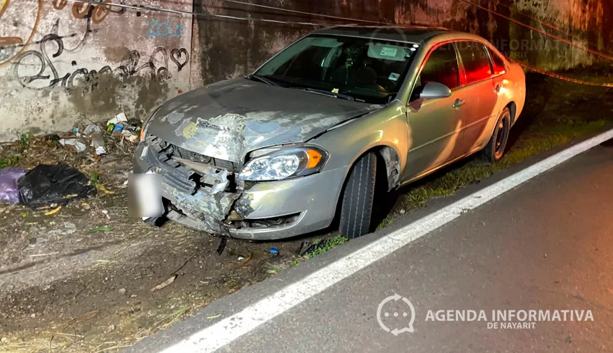 Choca automóvil contra poste en la carretera Tepic–Miramar y es abandonado por el conductor