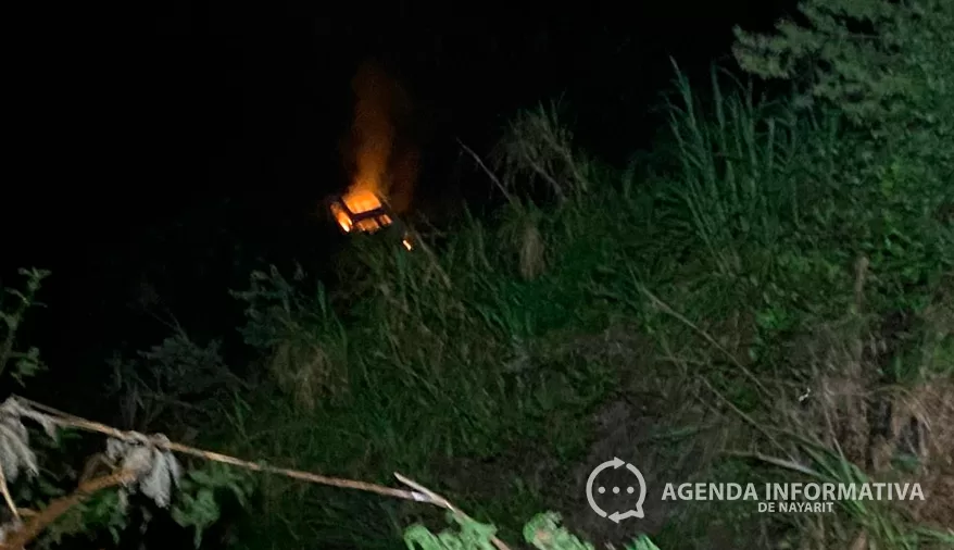 Volcadura y fuego consumen automóvil en carretera hacia Xalisco