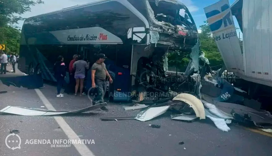 Trágico accidente en la autopista Tepic-Mazatlán deja 2 muertos y 19 heridos