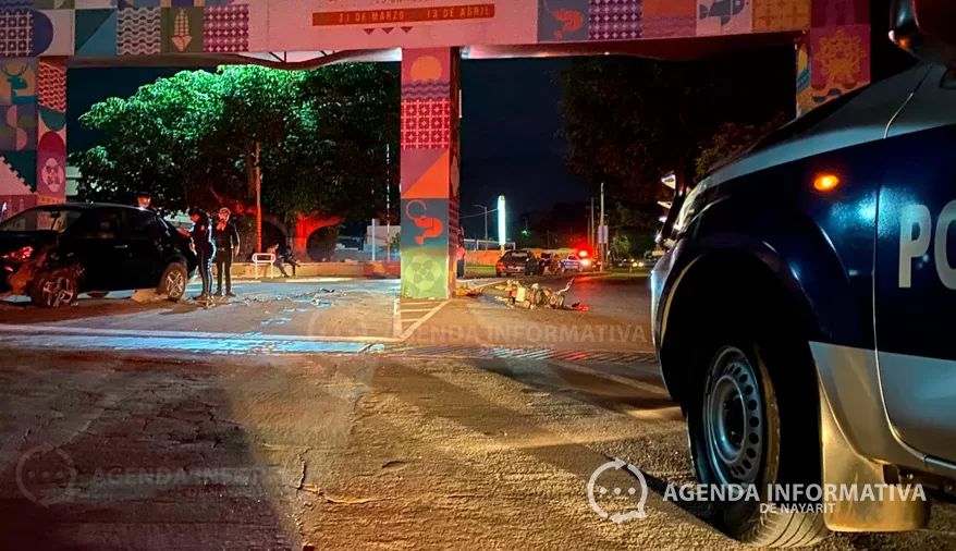 Motociclista sufre fracturas tras chocar contra automóvil en la colonia Aviación