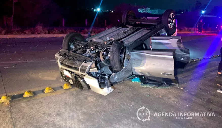 Auto vuelca y deja lesionados sobre el Bulevar Pantanal en Xalisco