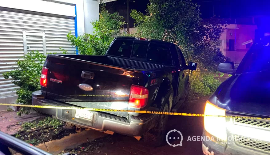 Camioneta se impacta contra poste en cruce de avenida Victoria y calle Monterrey