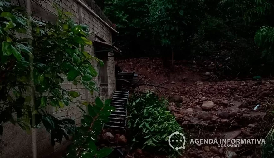 Salen ilesos tras derrumbe que sepultó una casa en mojarritas, Santiago Ixcuintla