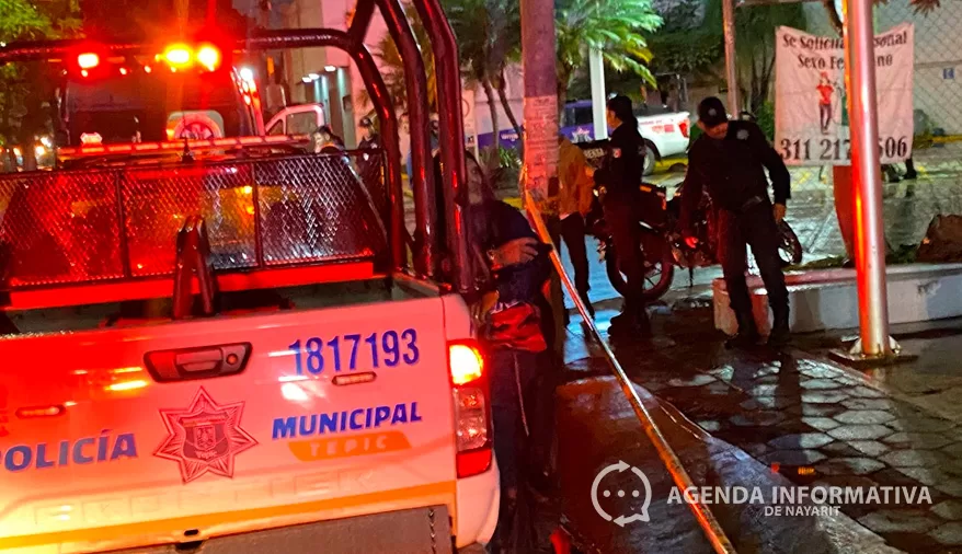 Motociclista en presunto estado de ebriedad agrede a policía durante riña en Tepic