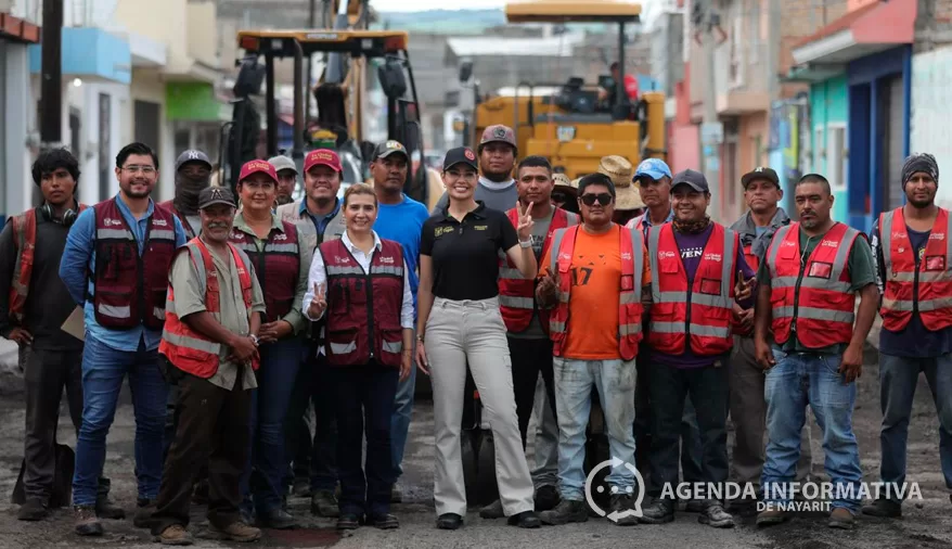 Supervisan trabajos de pavimentación en la calle Churubusco; seis colonias se beneficiarán