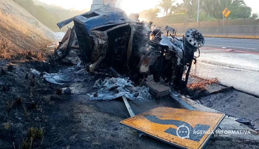 Camión se incendia tras volcadura en la autopista 200-D, en el tramo Compostela–El Capomo