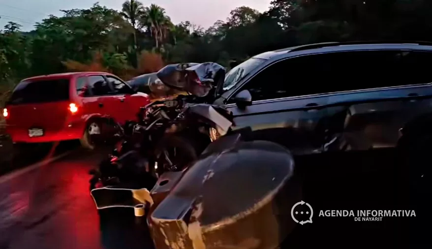 Registra la Carretera Federal 200 un fuerte accidente durante la madrugada entre Las Varas y El Capomo