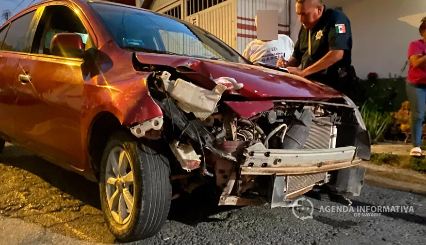 Impacta conductor ebrio contra poste en Tepic e intenta huir