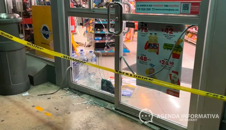 Conductor estrella su camioneta contra un Oxxo en la colonia El Rodeo y huye del lugar