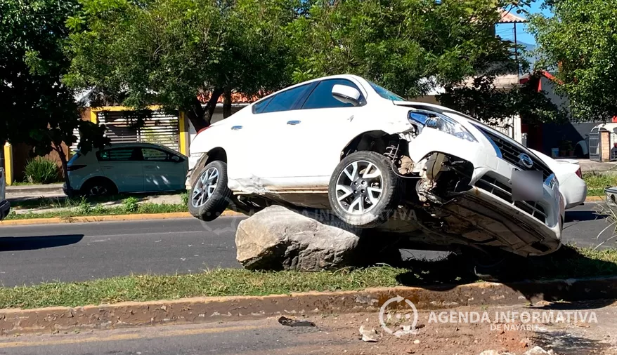 Choca a exceso de velocidad y termina sobre una piedra en el bulevar Colosio, en Tepic