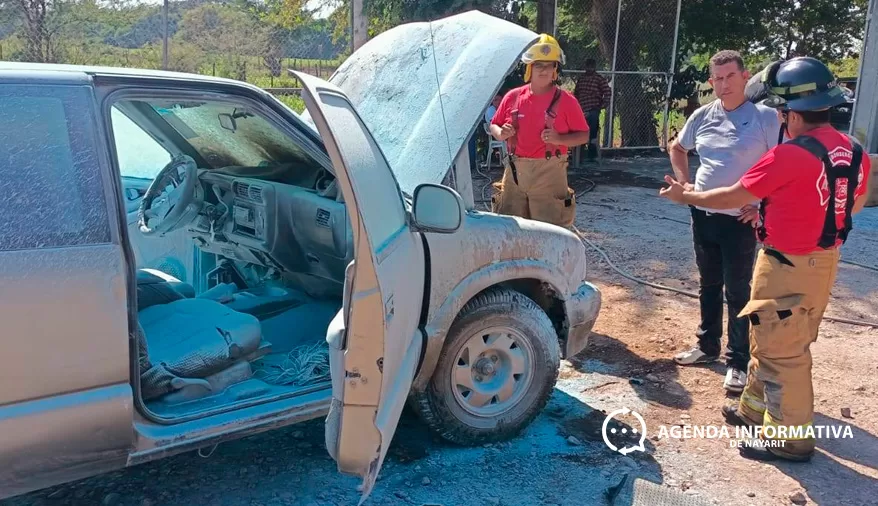 Evitan tragedia al sofocar incendio de vehículo en gasolinera de Tecuala