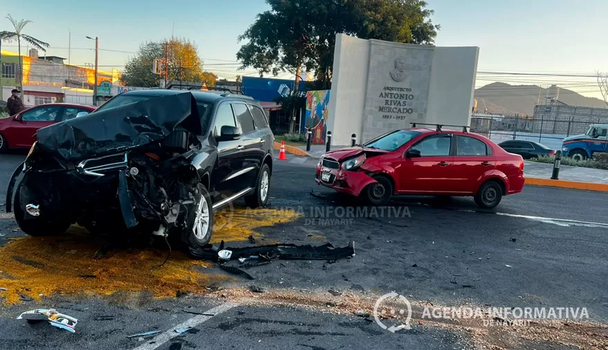 Provoca choque múltiple y huye conductor en cruce de Insurgentes e Independencia