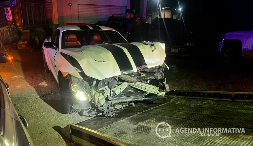 Provoca choque al realizar maniobras peligrosas y deja dos lesionados en carretera de Tepic