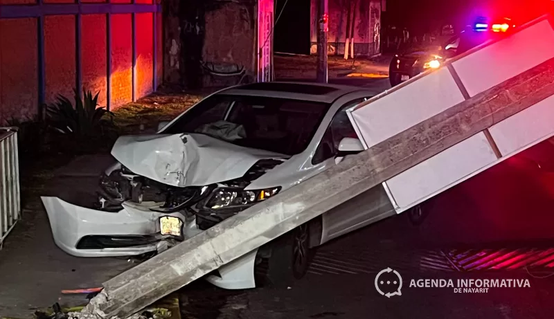 Impacta conductora contra poste y provoca cierre vial en la colonia Independencia