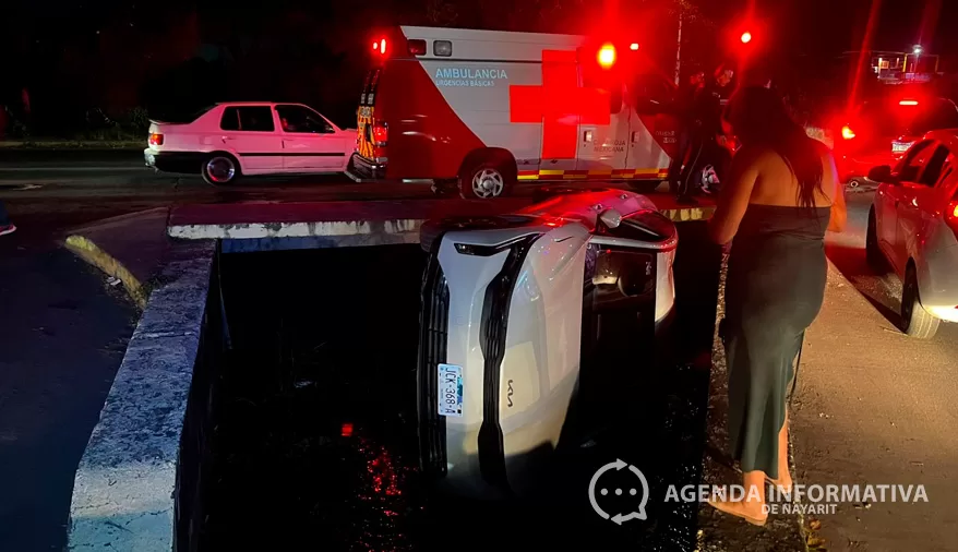 Vuelca automóvil tras caer a canal en cruce del bulevar Gobernadores y calle Olivo